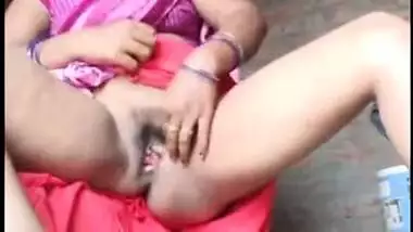 Big Yoni Sex Vdio - Village Aunty Exposing Yoni indian sex video