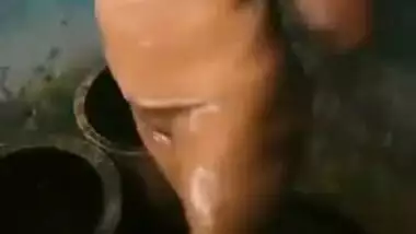 It isn't a problem for Desi lady with sexy body to take XXX shower