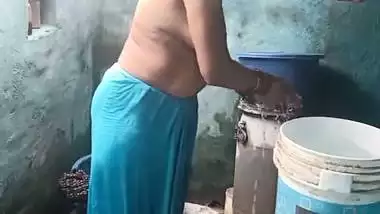 Mature aunty topless bathing caught on camera