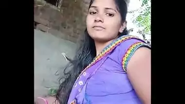 380px x 214px - Homely Housewife Meena Bhabhi Showing Hot Navel In Home indian sex video