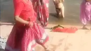 Xnnx2 - Desi Bhabhi Bathing Toipless In Pond indian sex video