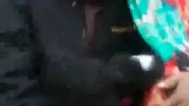 Hot desi girl caught sucking bf cock in park