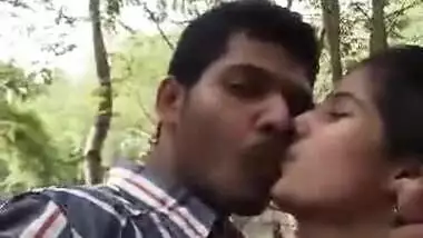 Full Fudi So Kissing Download - Cute Indian Lovers Romance In Outdoor indian sex video