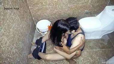 Varnika Sex - Hunter Ne Camel Ki Bathroom Mein Ki Chudai Bathroom Sex indian sex video