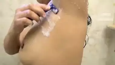 Chut Me Baal Seving - Sexy Indian Bhabhi Nude In Bathroom And Shave Pussy And Armpit Hair indian  sex video