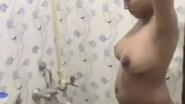380px x 214px - Sexy Bhabi Bathing Nude Secretly Captured indian sex video
