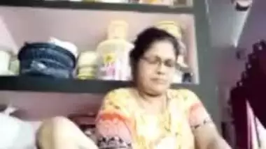 Desi Aunty Sex Video Rajwap - Desi Mature Aunty In Saree Live Dirty Pussy Xxx Show Video indian sex video