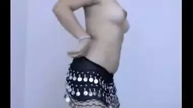 Hot Nude Gujarati Dance - Horny Gujarati Girl Exposes Big Ass And Boobs On Cam indian sex video