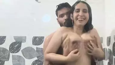 Bhabhi under shower nude blowjob and viral boob press