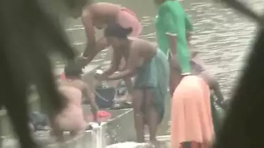 Shower Kompoz Me - Desi Village Women Bathing In River indian sex video