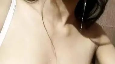 Horny Desi Girl Spitting On Her Naked Boobs indian sex video