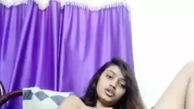 Sexy Indian Girl Takes A Big Bottle Inside Her Pussy indian sex video