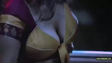 Xnxxcomodia - Indian Bus Sex Love On The Bus 2021 indian sex video