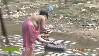 380px x 214px - Desi Mature Aunty Bathing In Pond Secretly Recorded indian sex video